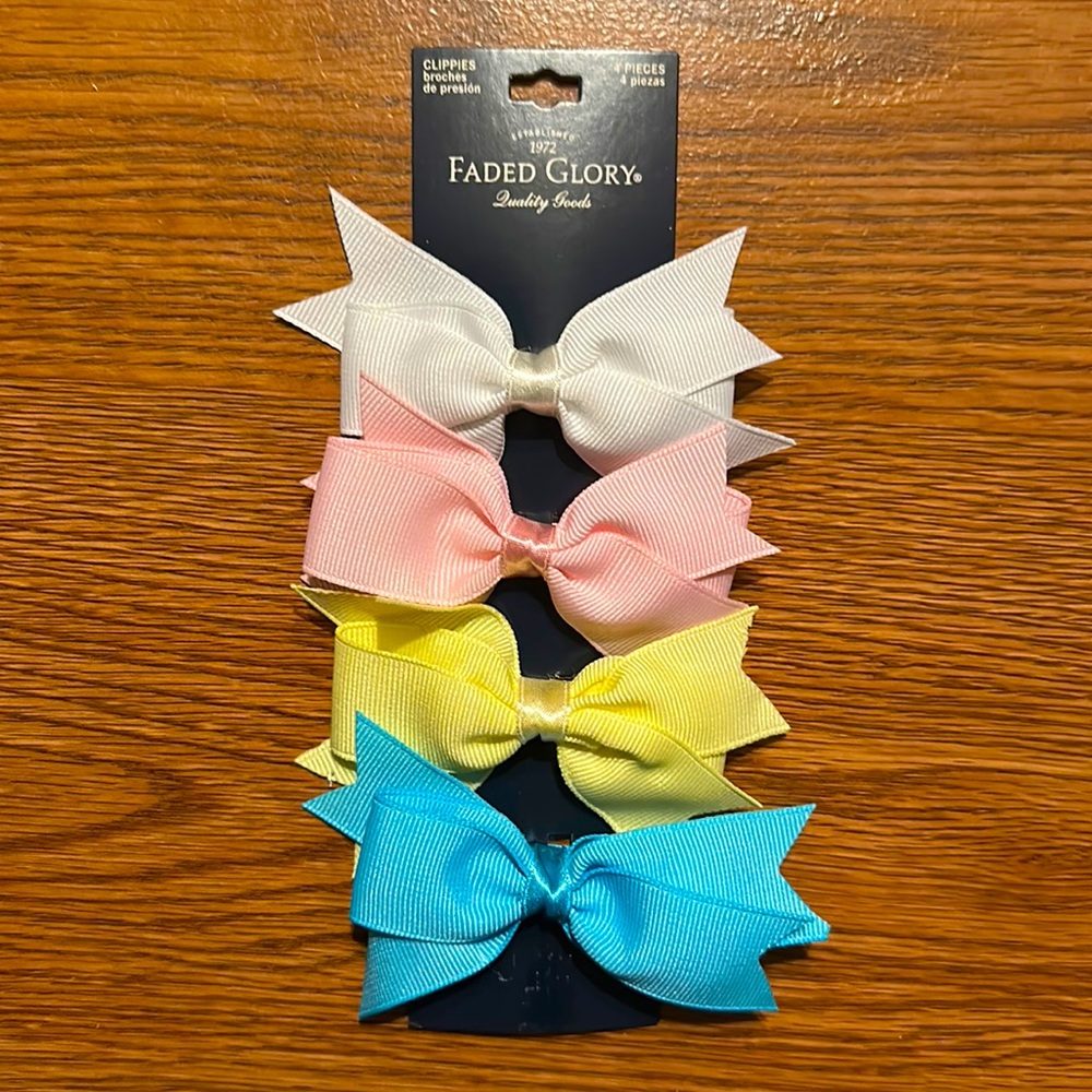 4 pc hair bow/pin set.